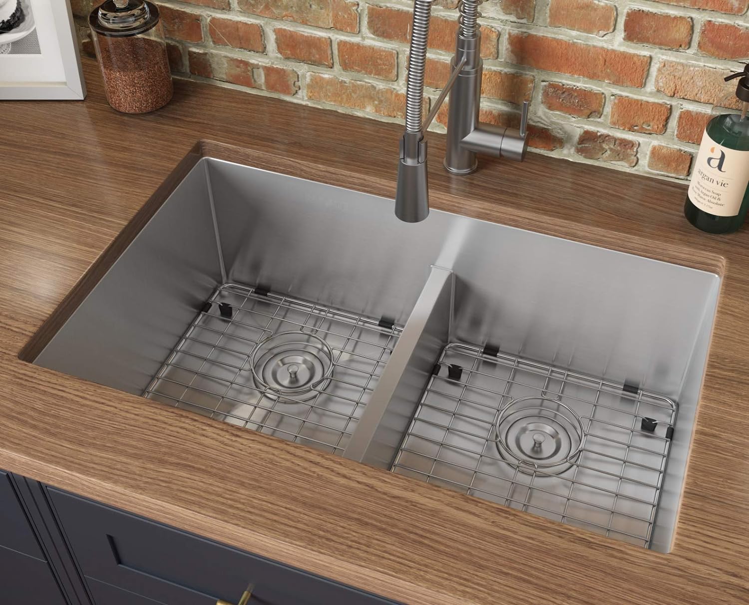 Ruvati 32-inch Low-Divide Undermount 50/50 Double Bowl 16 Gauge Rounded Corners Stainless Steel Kitchen Sink – RVH7411