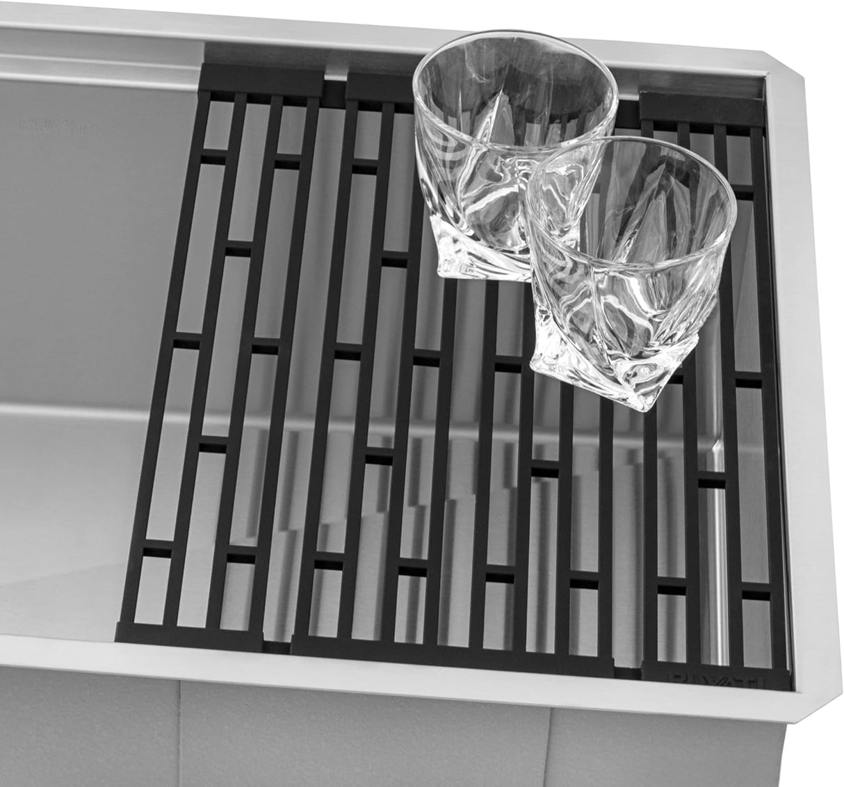 Veniso Nova Ruvati 33-inch Workstation Slope Bottom Offset Drain Undermount 16 Gauge Kitchen Sink with Black Composite Cutting Board – RVH8597